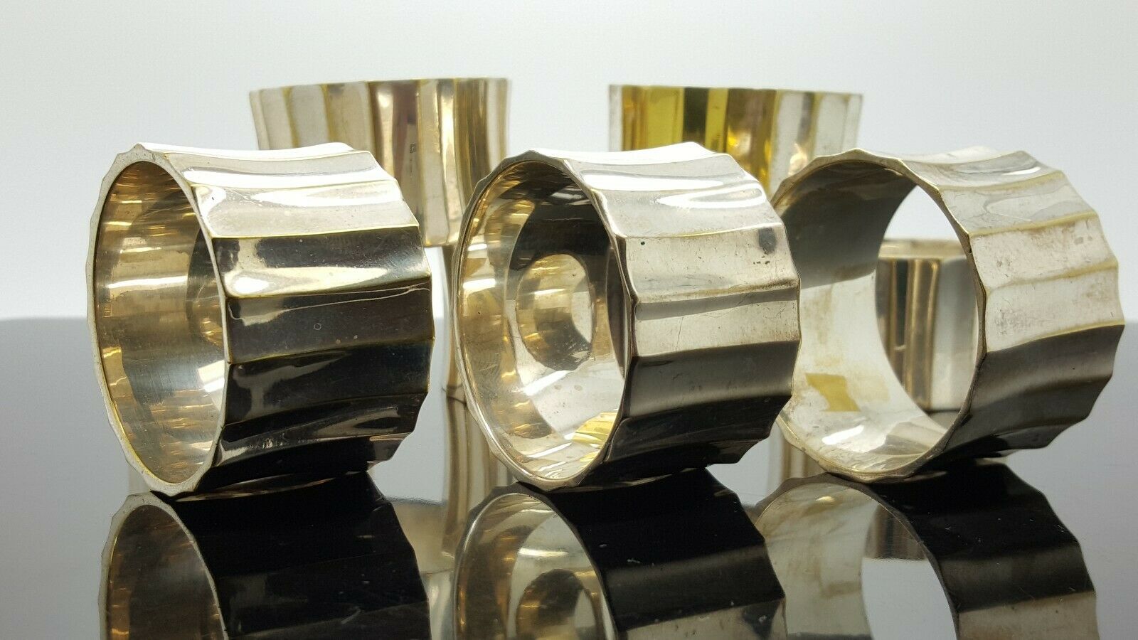 8 Silver Tone Round Ribbed Brass Napkin Rings A6g309